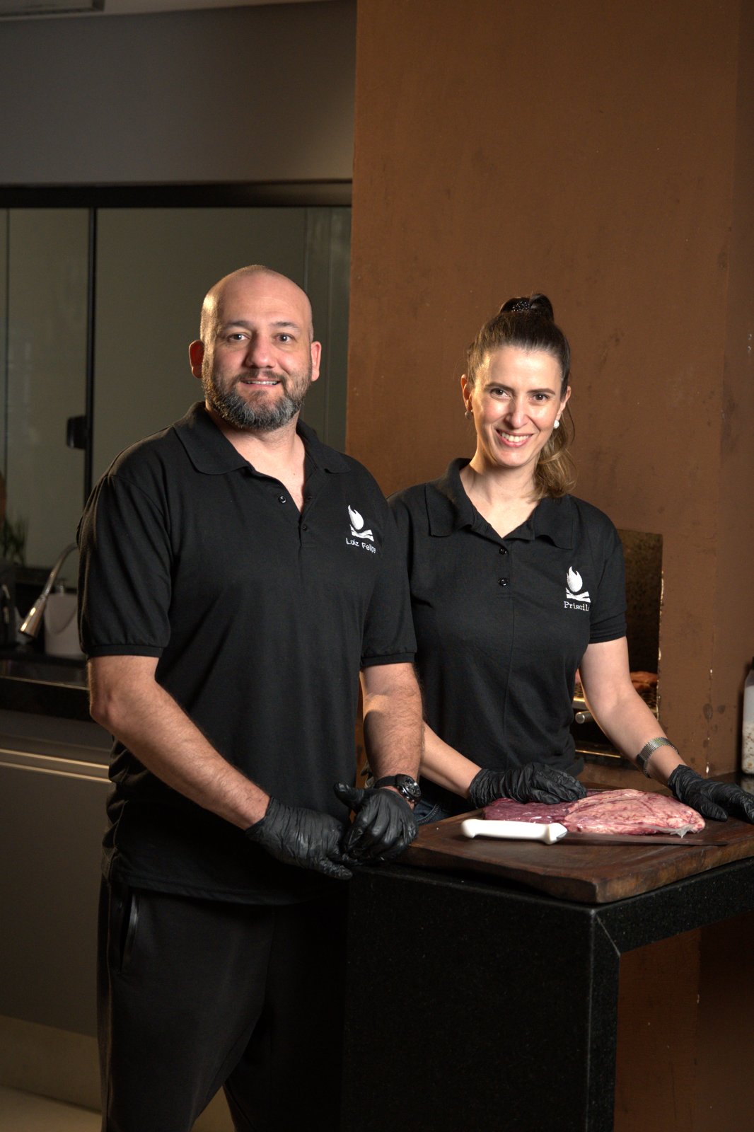 Luiz Felipe e Priscila, da Meat Grill, preparando um corte de carne nobre
