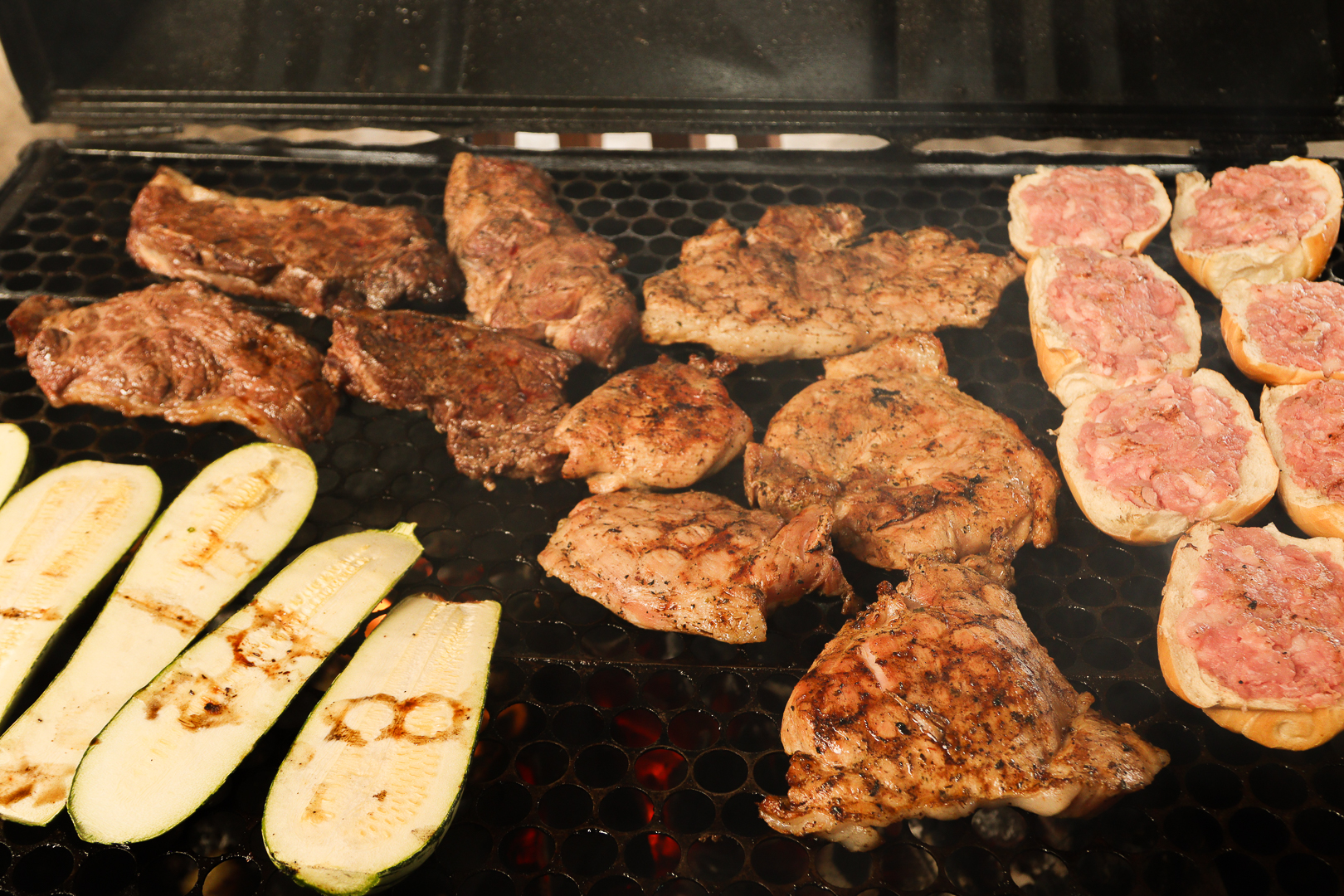 Carnes premium na grelha com abobrinha, alho e pão